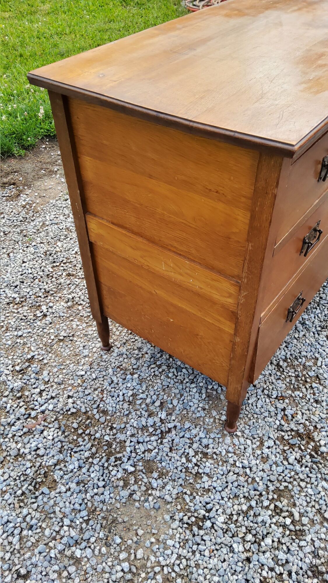 Commode des années 50 en chêne massif 3 tiroirs  pieds coniques