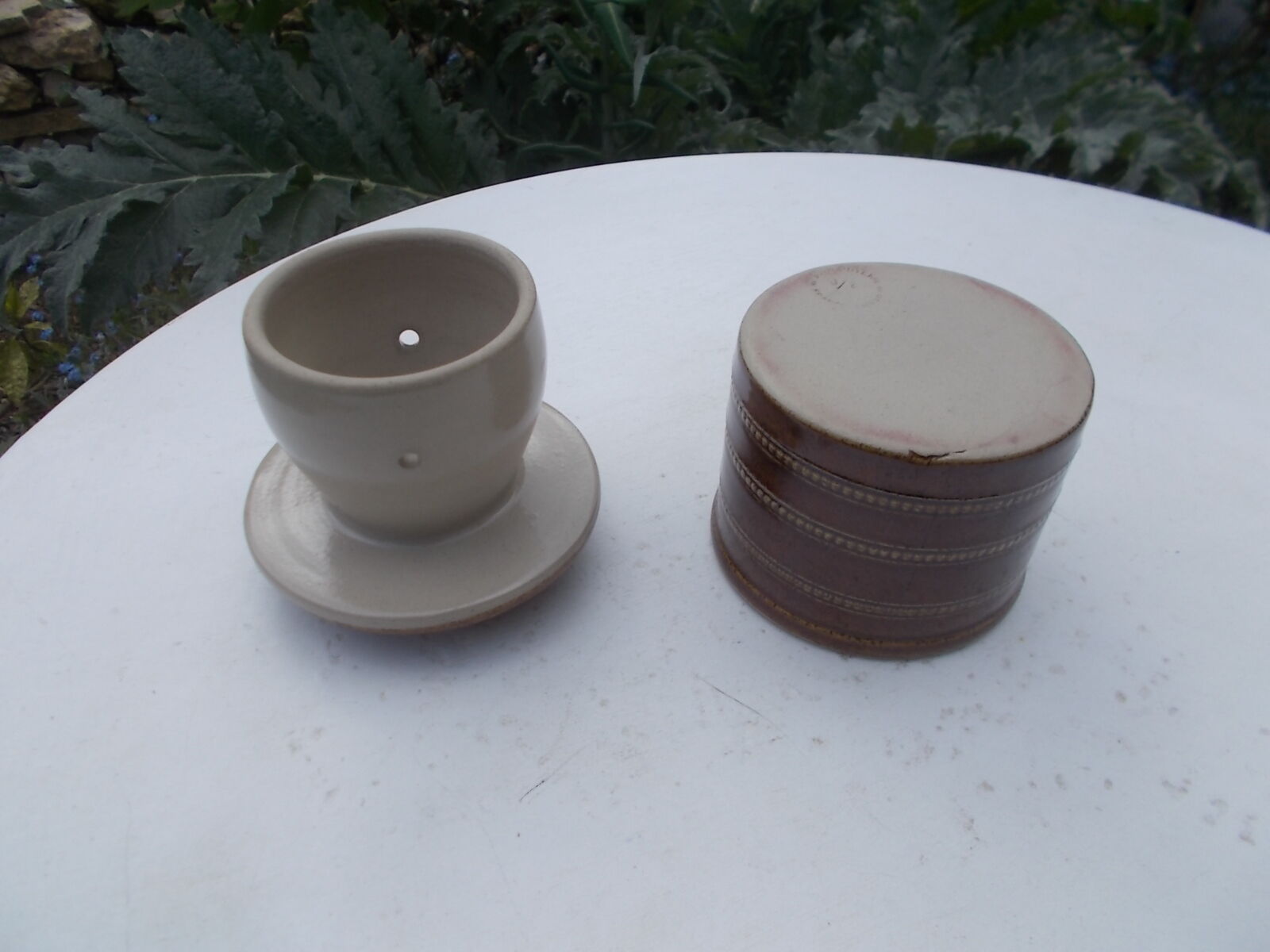 Water butter dish in Berry stoneware