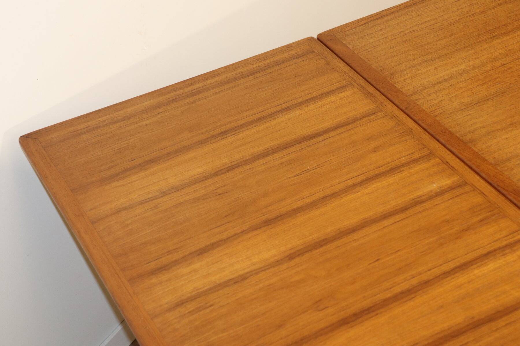Danish Scandinavian extendable dining table in teak, 1960.