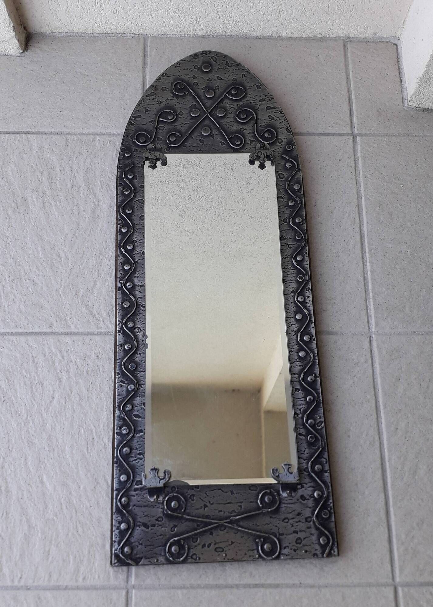 Miroir en bois et métal style médiéval
