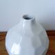 vase design à facettes en céramique blanche
