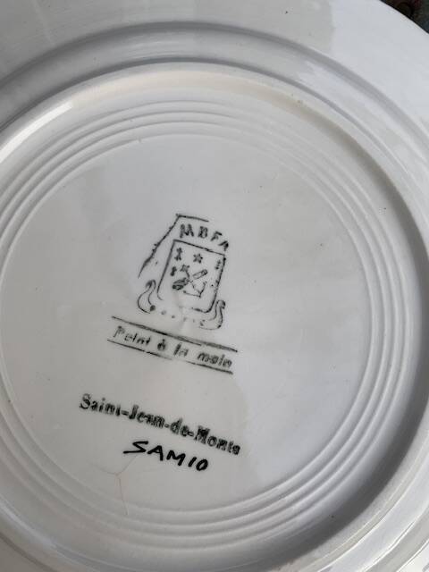 Collectible plate painted by Henry Simon, market gardening at the inn, in enameled ceramic,