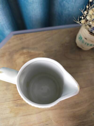 Small fluted white porcelain pot CNP