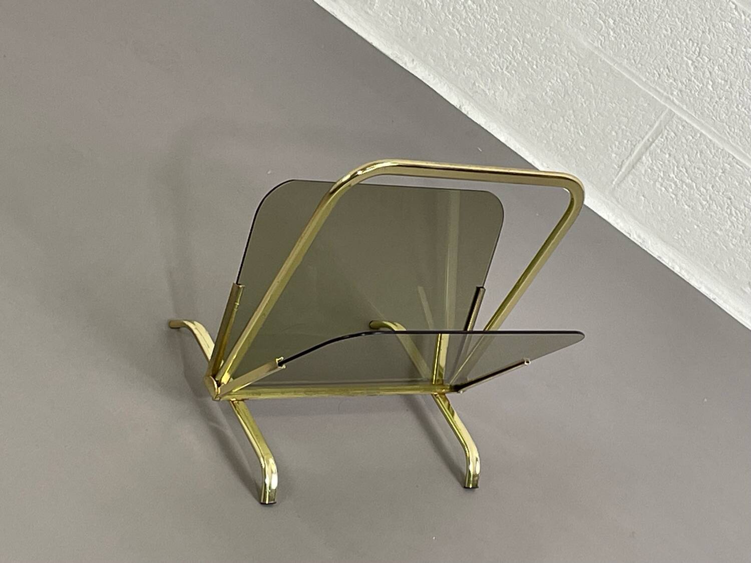 Magazine holder in brass and glass