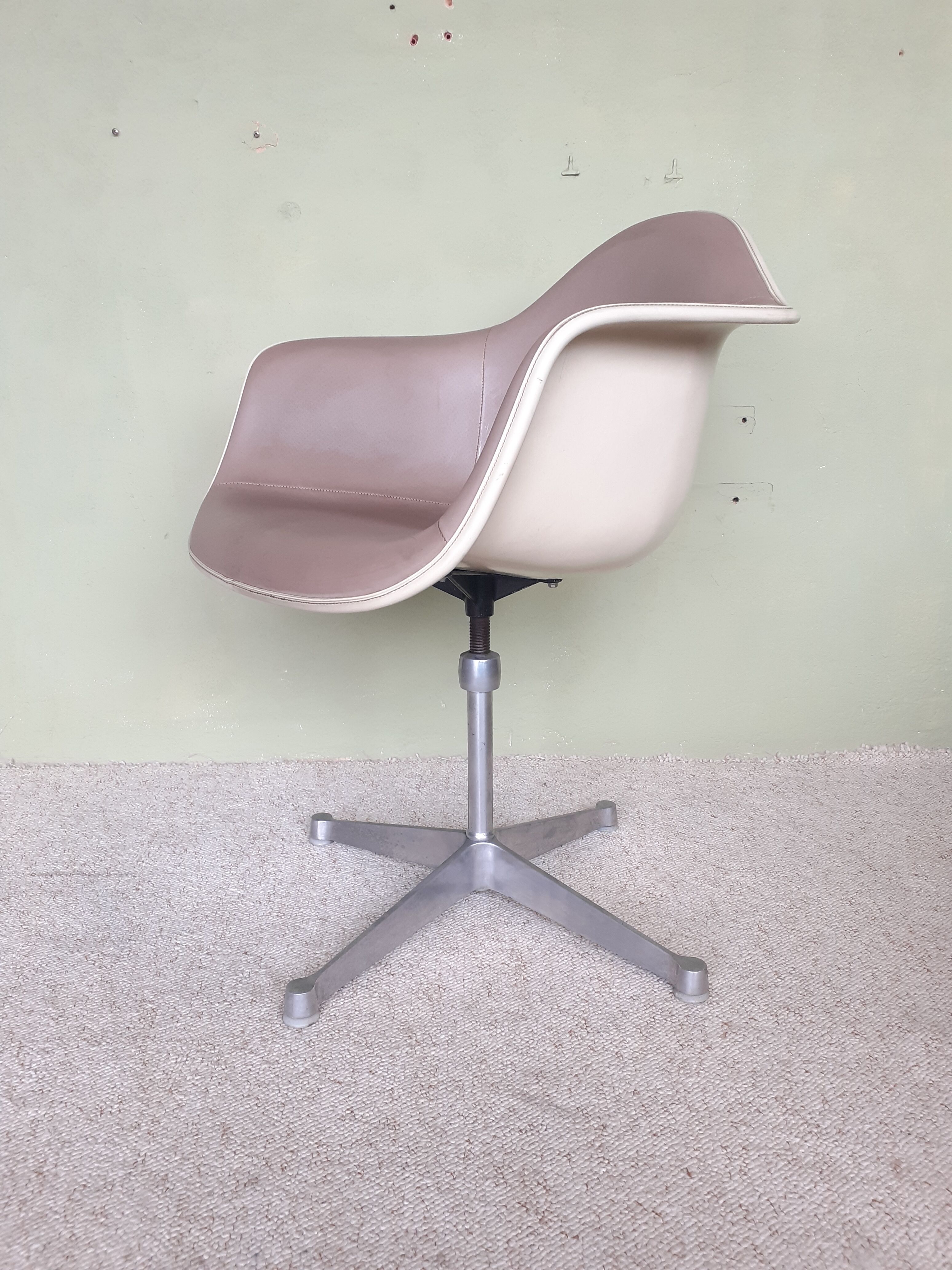 Swivel and adjustable office chair by Charles and Ray Eames, ed. Herman Miller