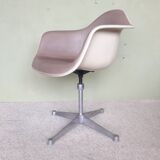 Swivel and adjustable office chair by Charles and Ray Eames, ed. Herman Miller