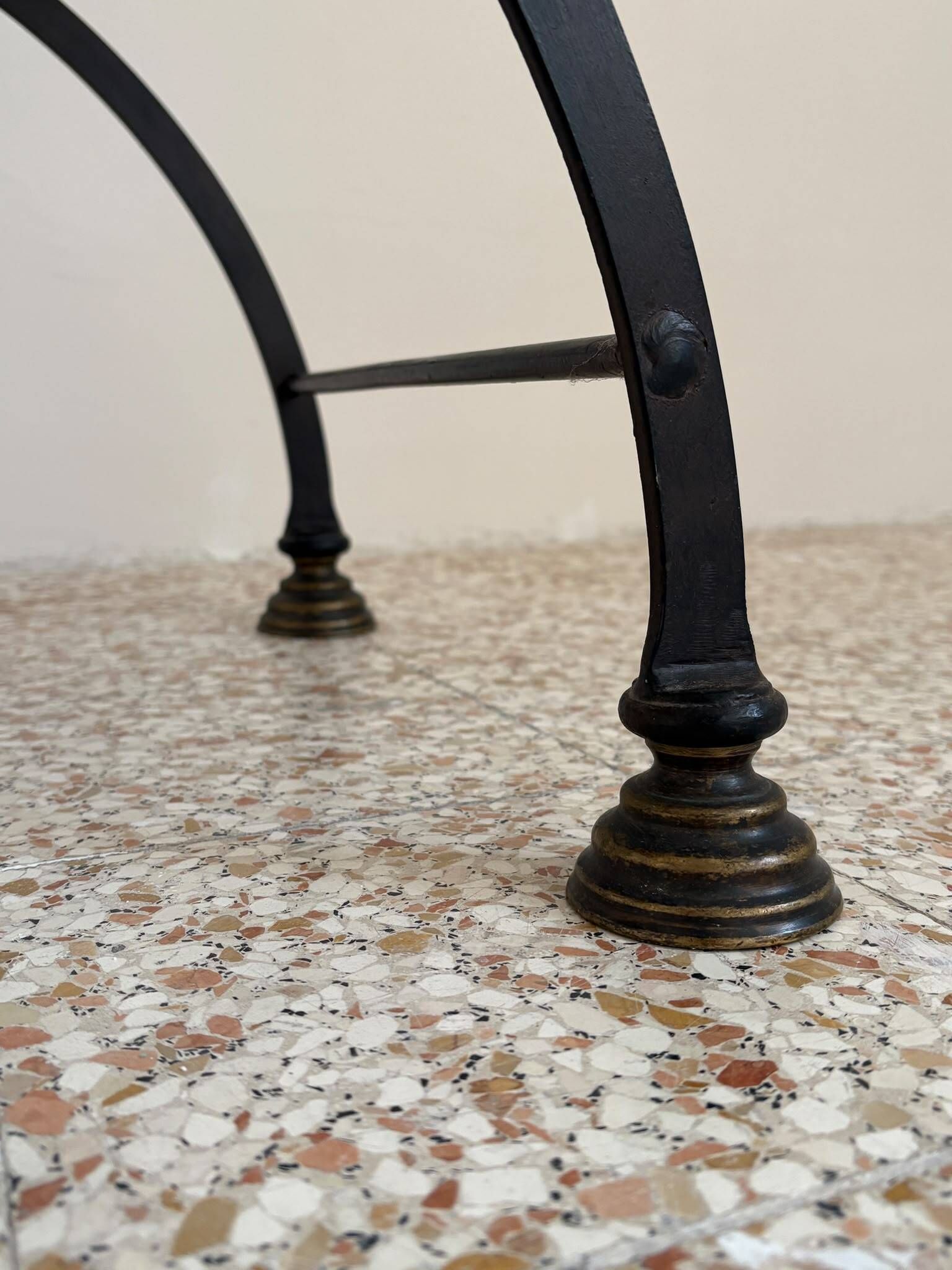 Seduta d’epoca anni 1920–1930 in ferro battuto, ottone e pelle .