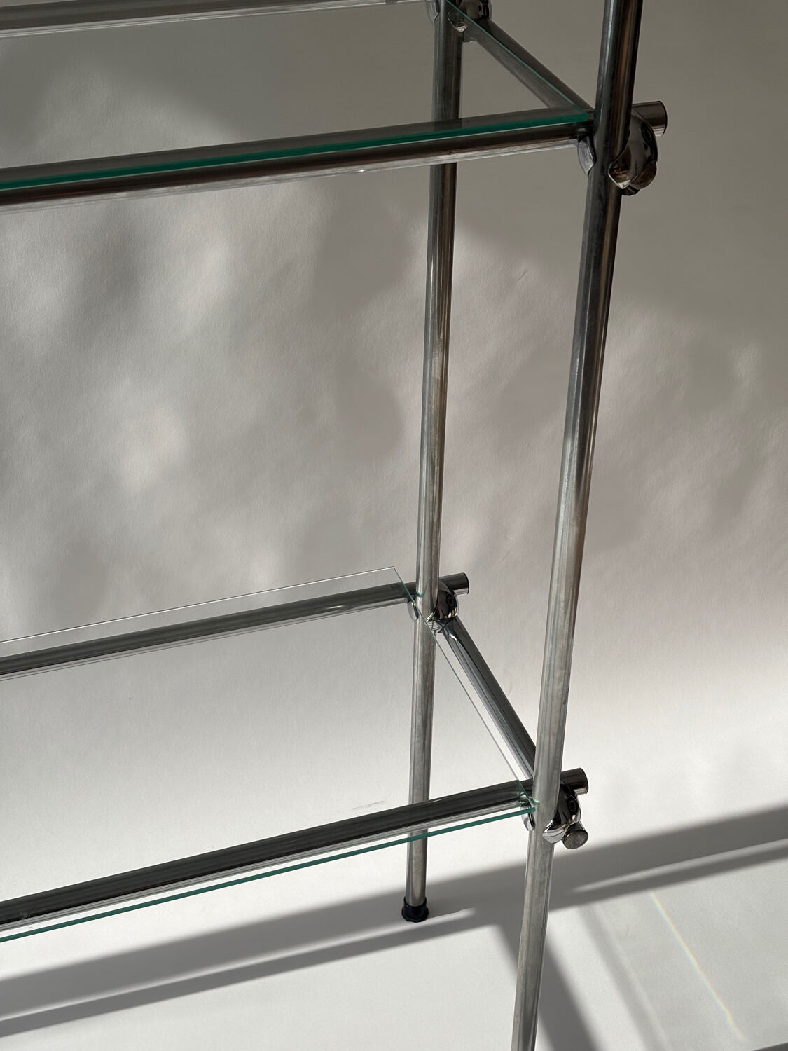 Minimalist bookshelf, Italian design 1970.