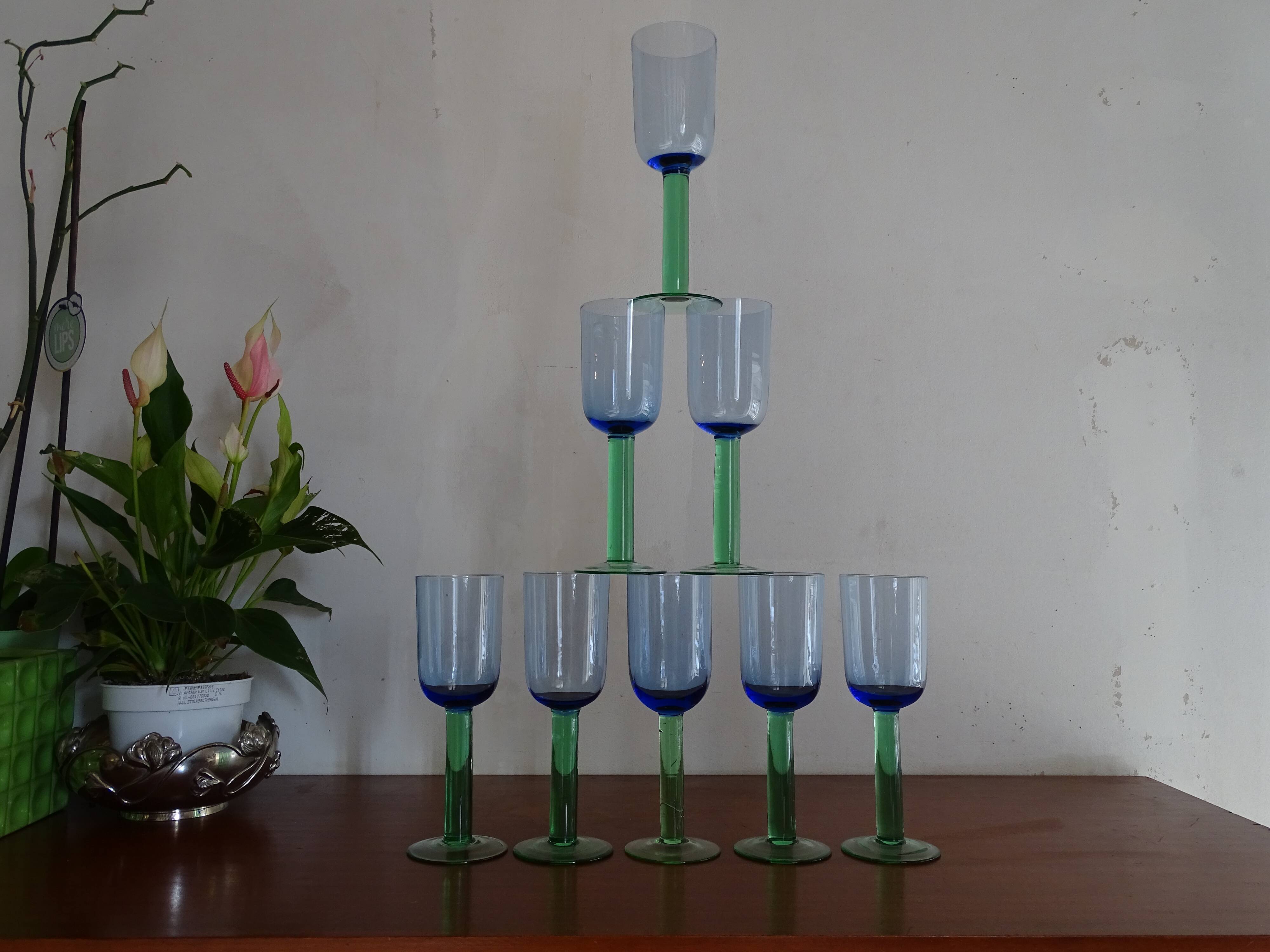 8 glasses with Murano feet vintage blown glass