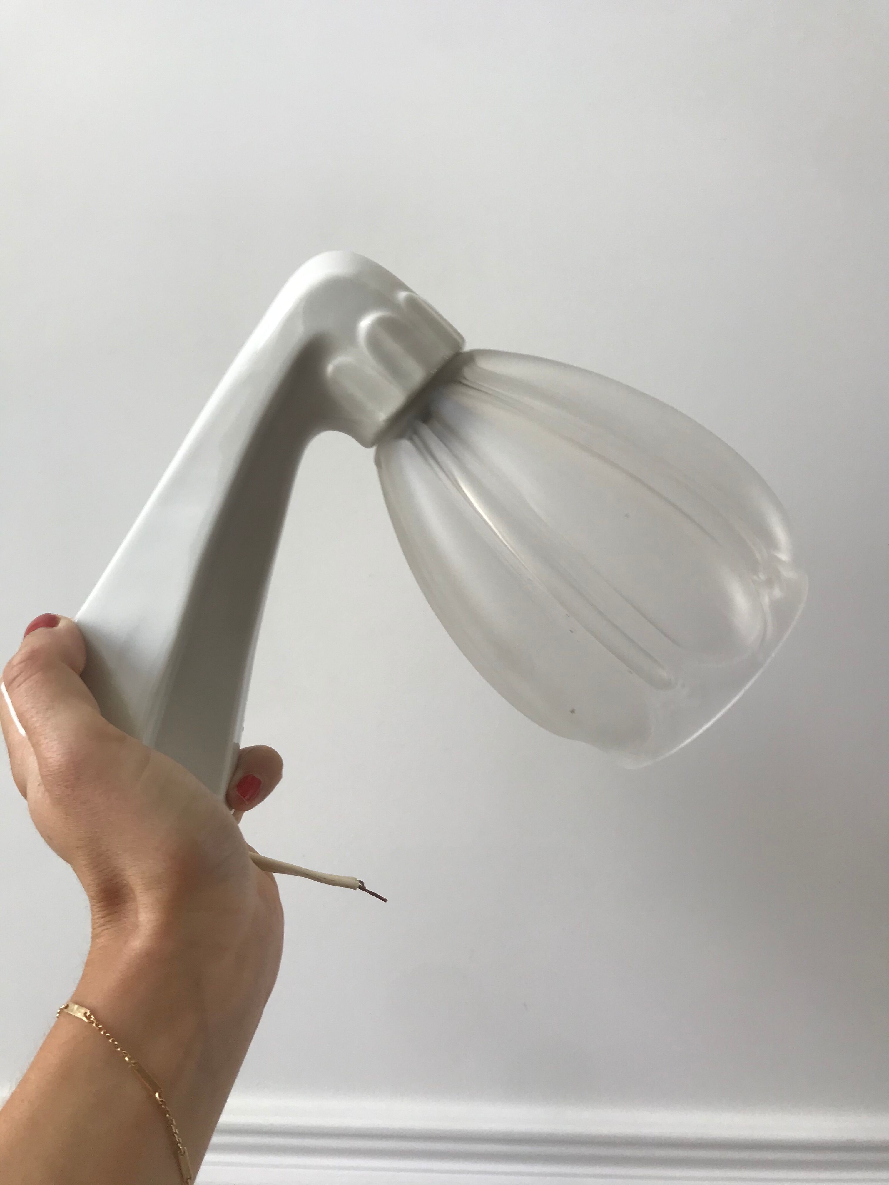 applique art déco en verre avec support en porcelaine blanc années 30