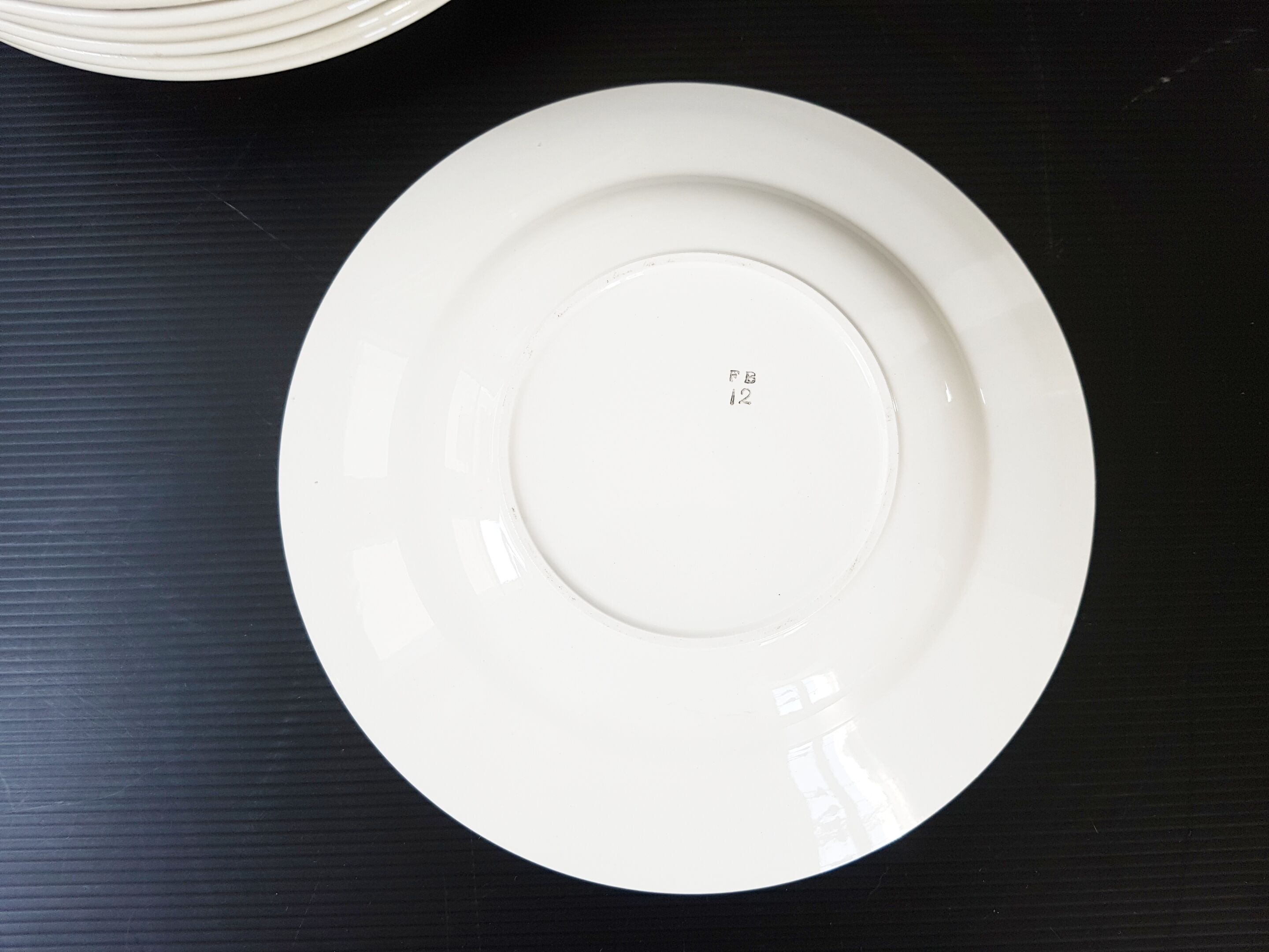 Suite de 12 assiettes creuses des années 50