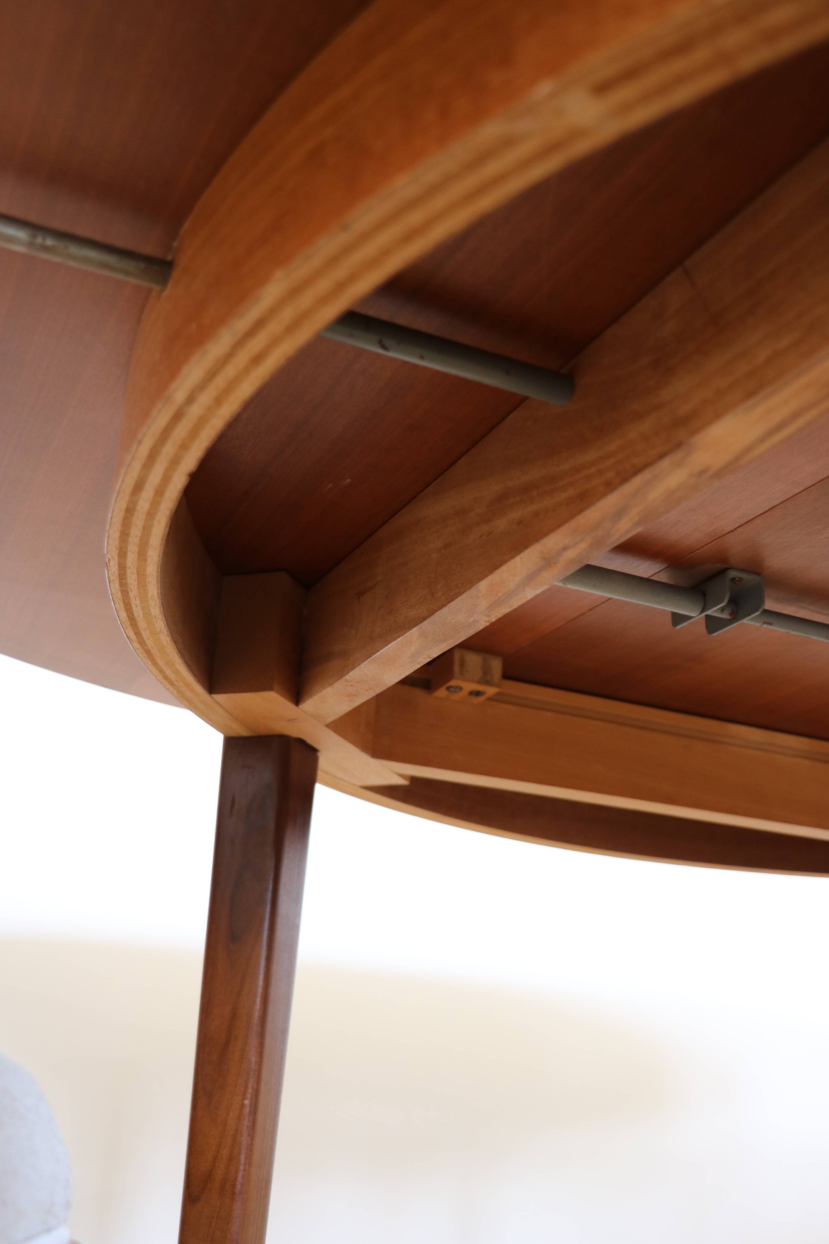 Extendable round table with butterfly extension system