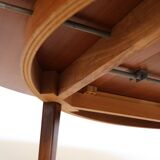 Extendable round table with butterfly extension system