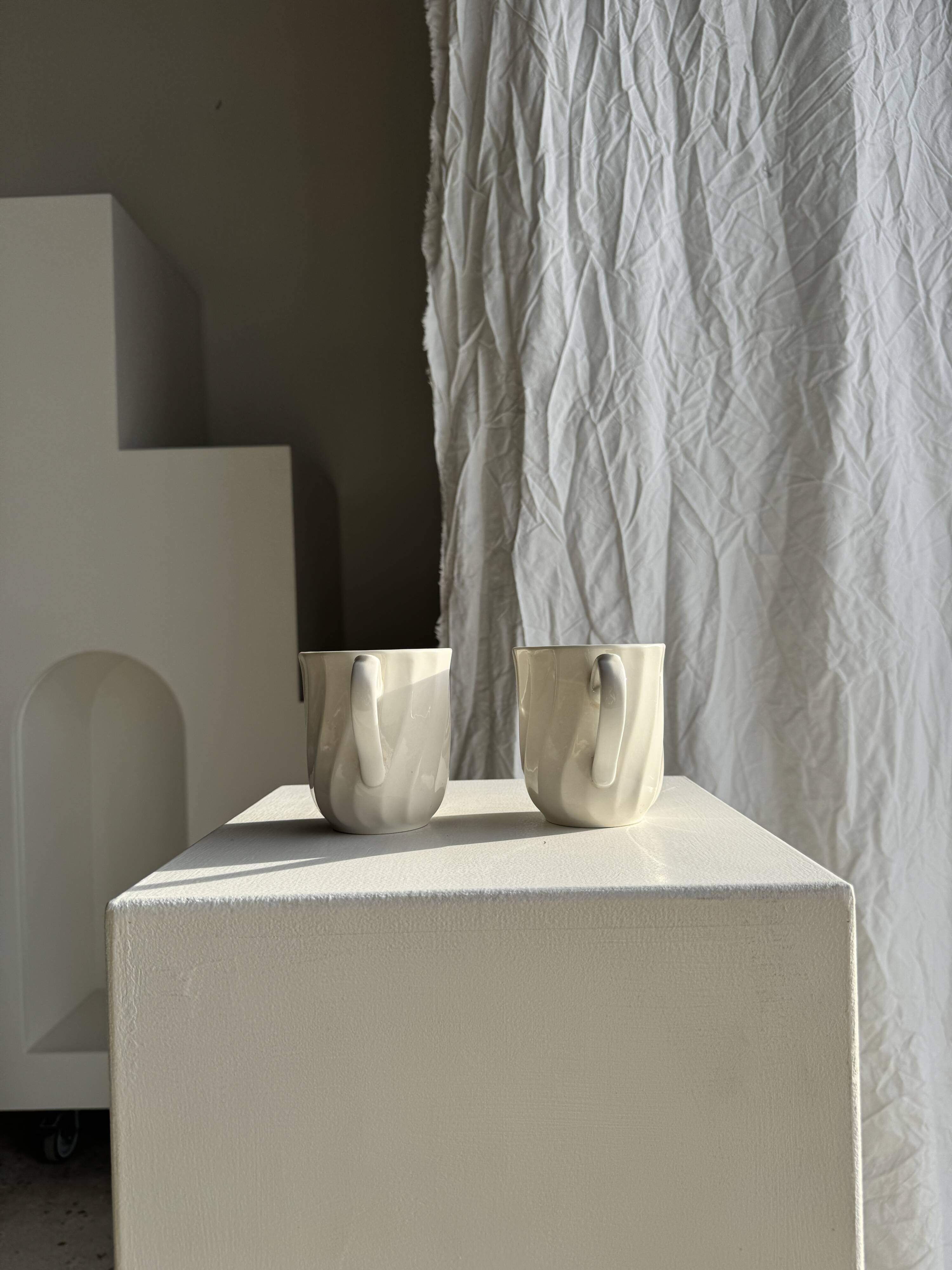 Pair of mugs in English porcelain H10