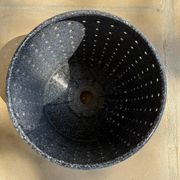 Cache-pot vintage en tôle émaillée perforée, 1950