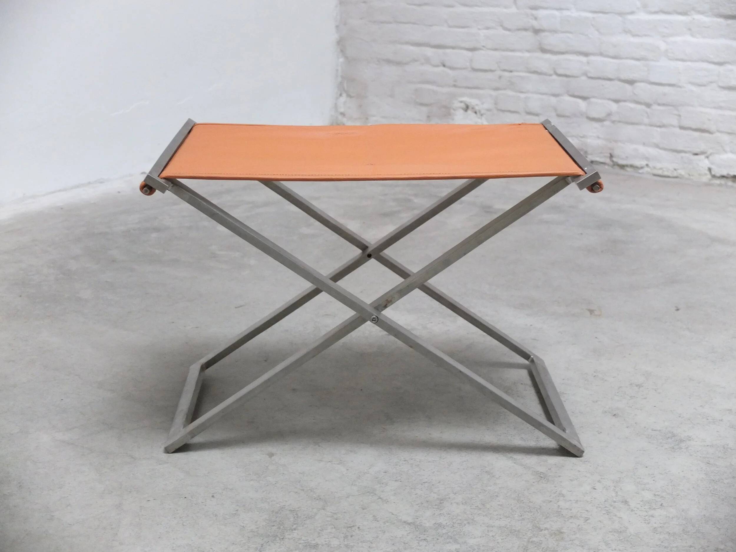 Tabouret pliant en cuir cognac et acier par Michael Christensen, années 1960.