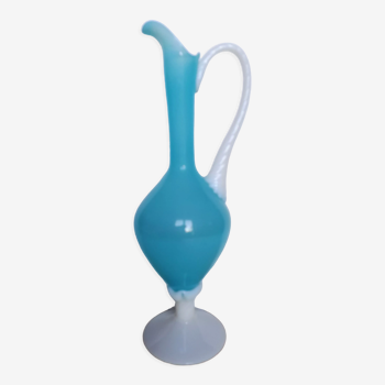 Aiguière ou vase en opaline bleue