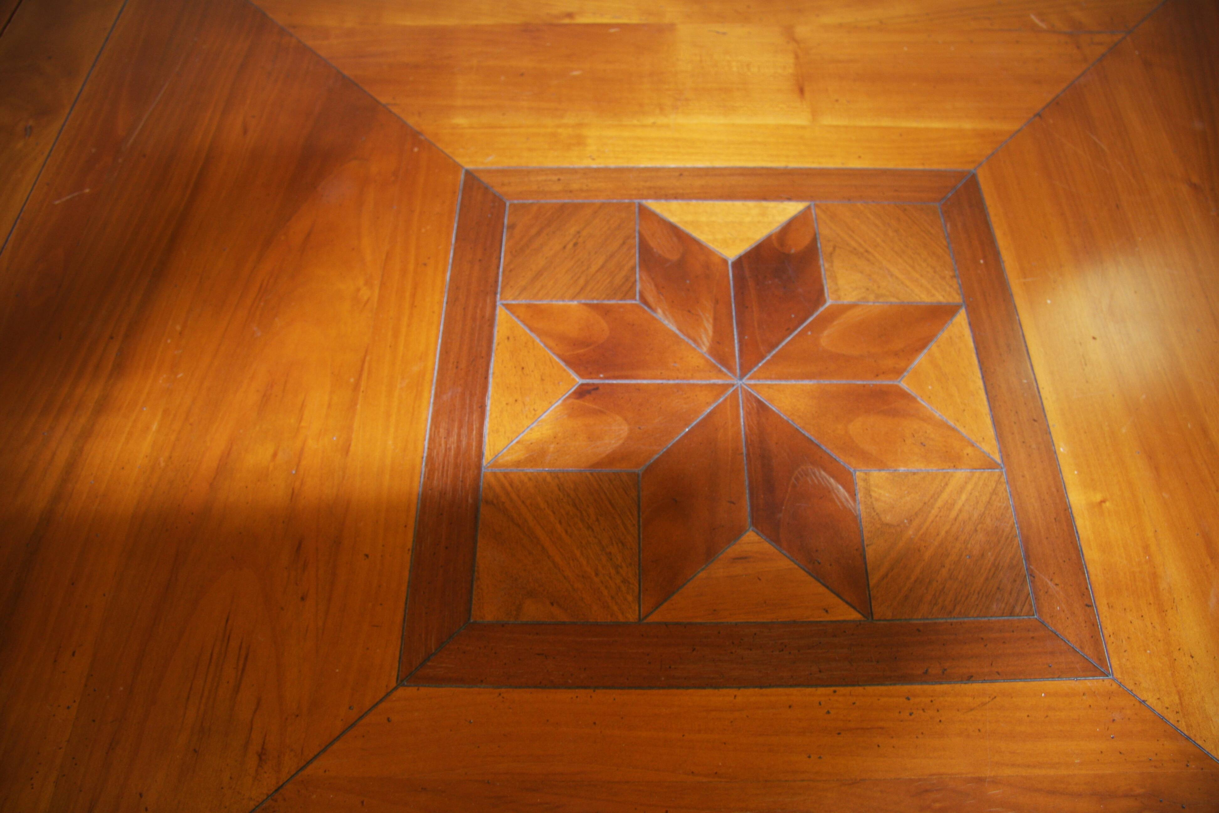 Table carrée en merisier avec abattants.