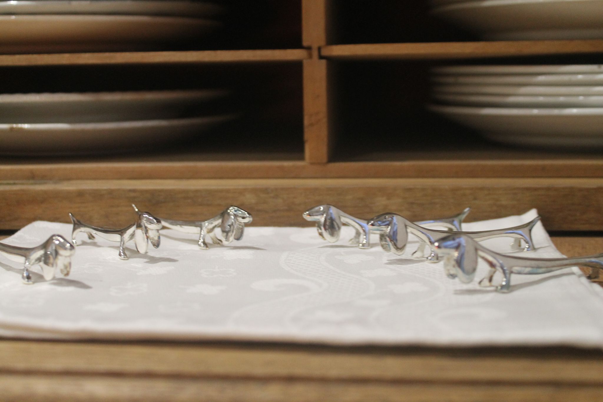 set of 6 knife holders in silver metal basset/dachshund