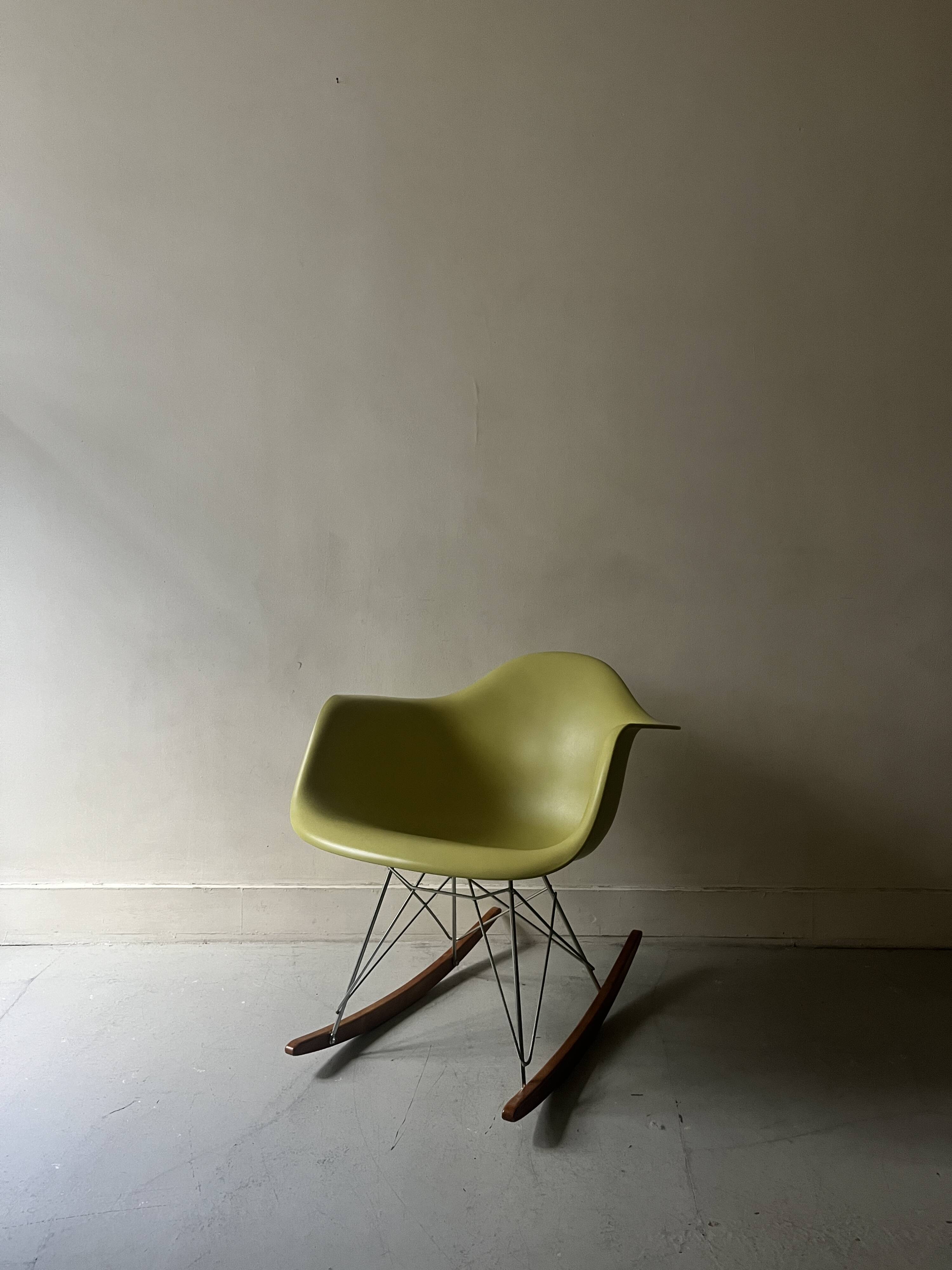 Rocking chair design Eames Plastic Armchair RE RAR, edition Vitra