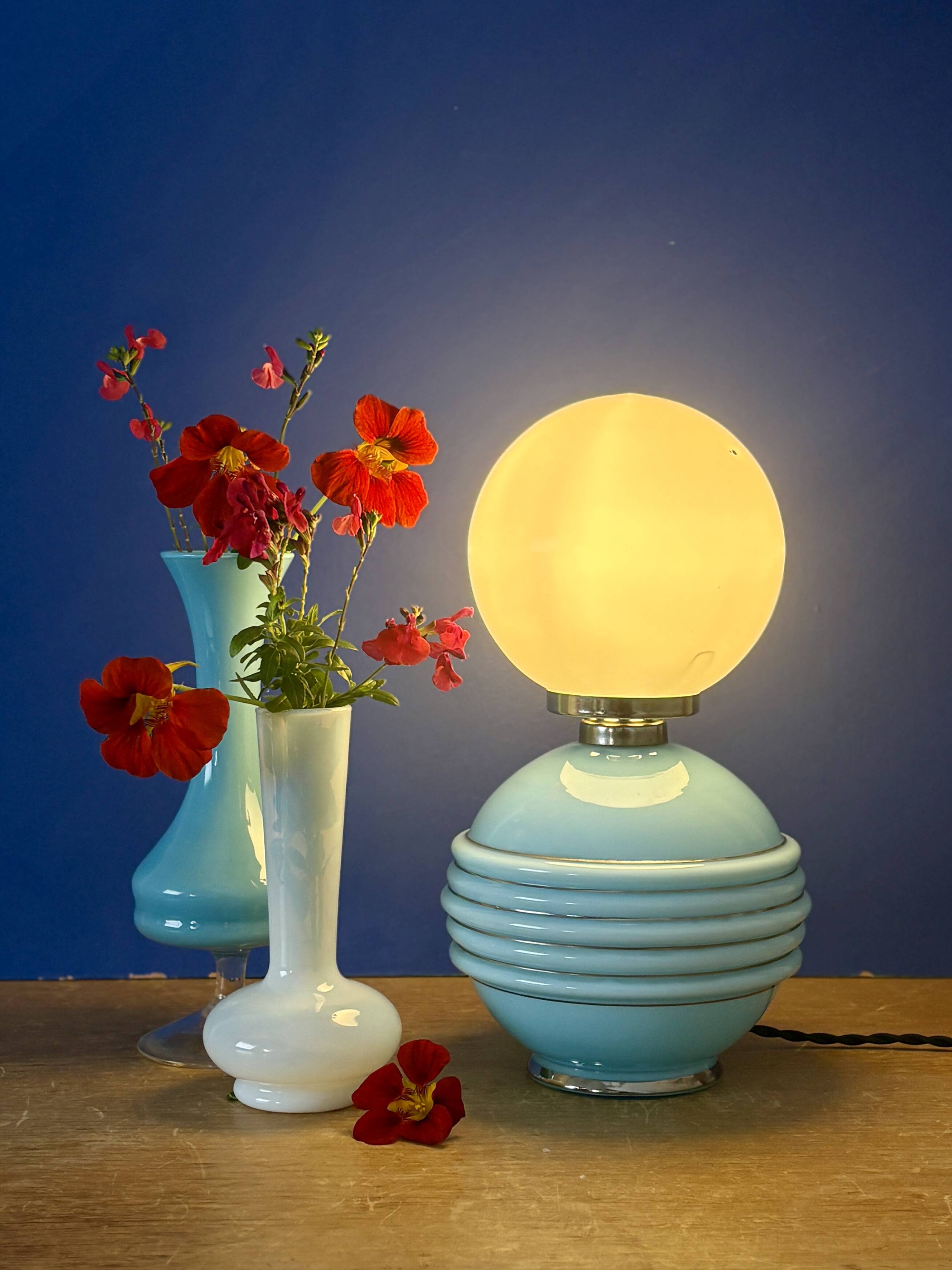 Lampe à poser vintage en opaline bleu et blanche