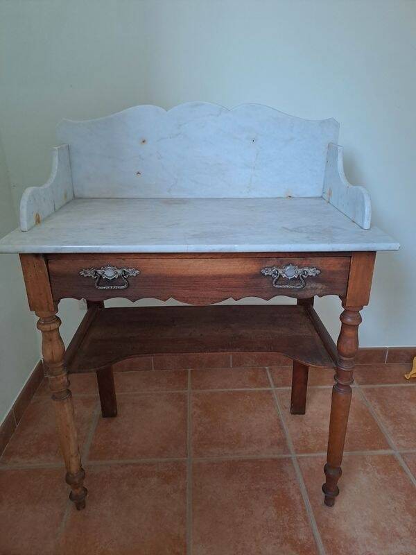Ancienne table de toilette
