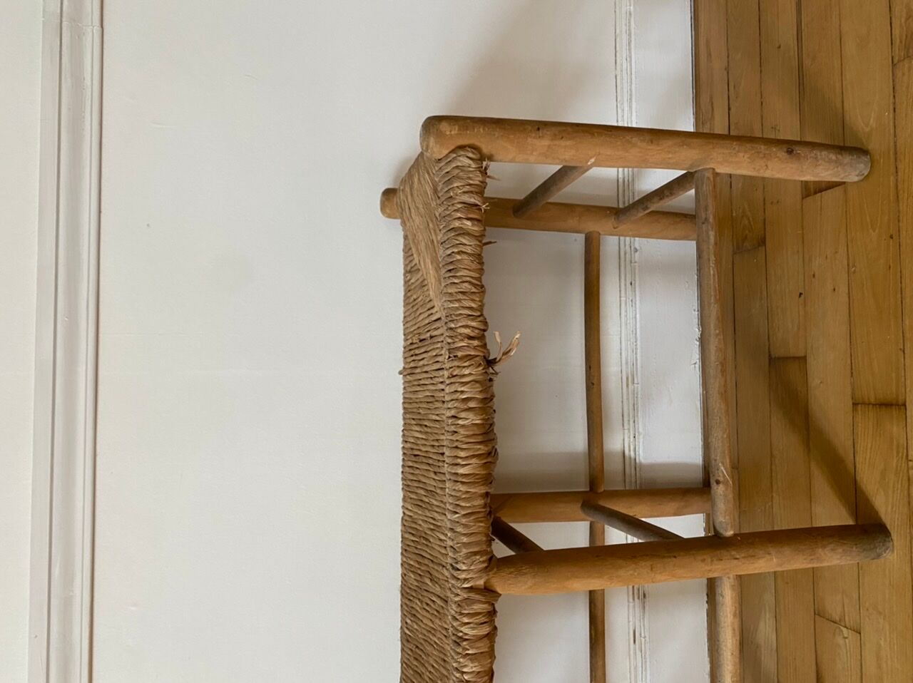 Banc en bois paillé