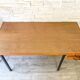 Bureau moderniste vintage 1960 en bois avec pieds en métal et 2 tiroirs