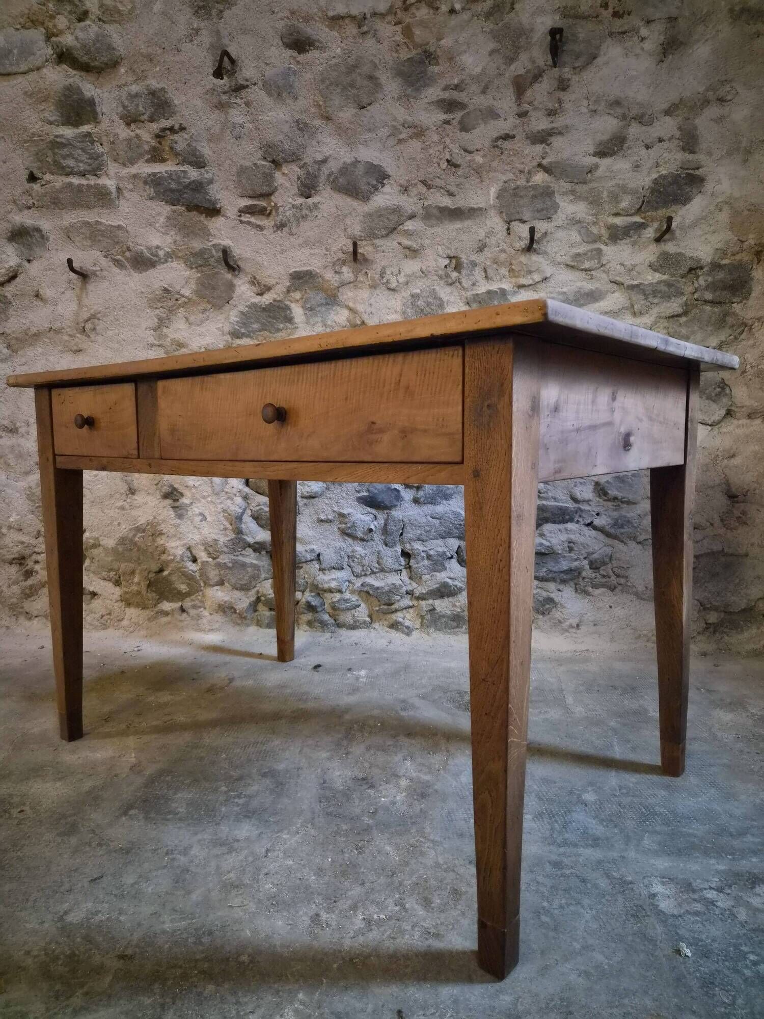Table à manger française ancienne en merisier avec deux tiroirs, vers 1880–1920