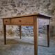 Table à manger française ancienne en merisier avec deux tiroirs, vers 1880–1920