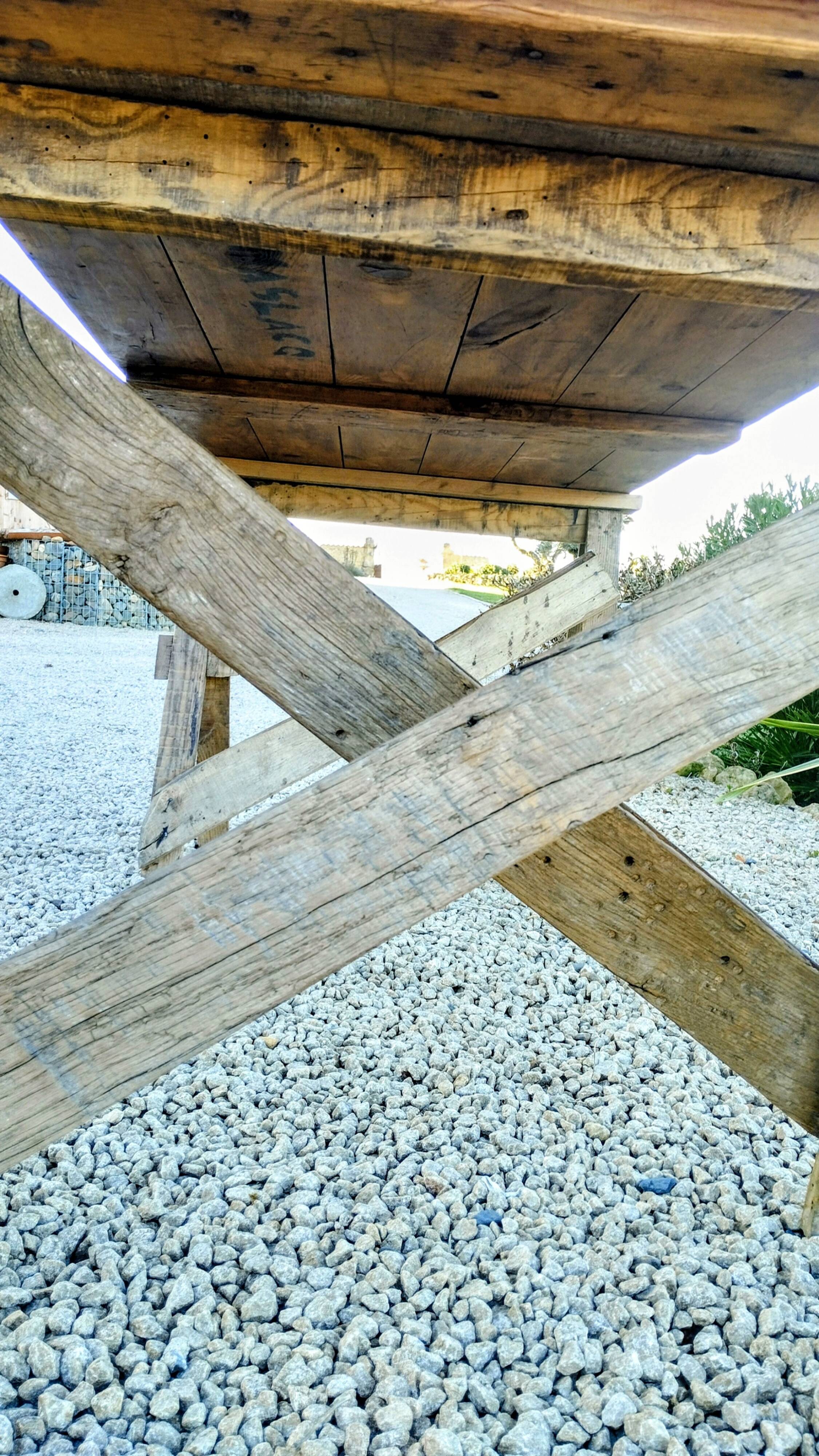Table de ferme rustique patinée sur de lourds tréteaux