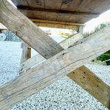 Table de ferme rustique patinée sur de lourds tréteaux
