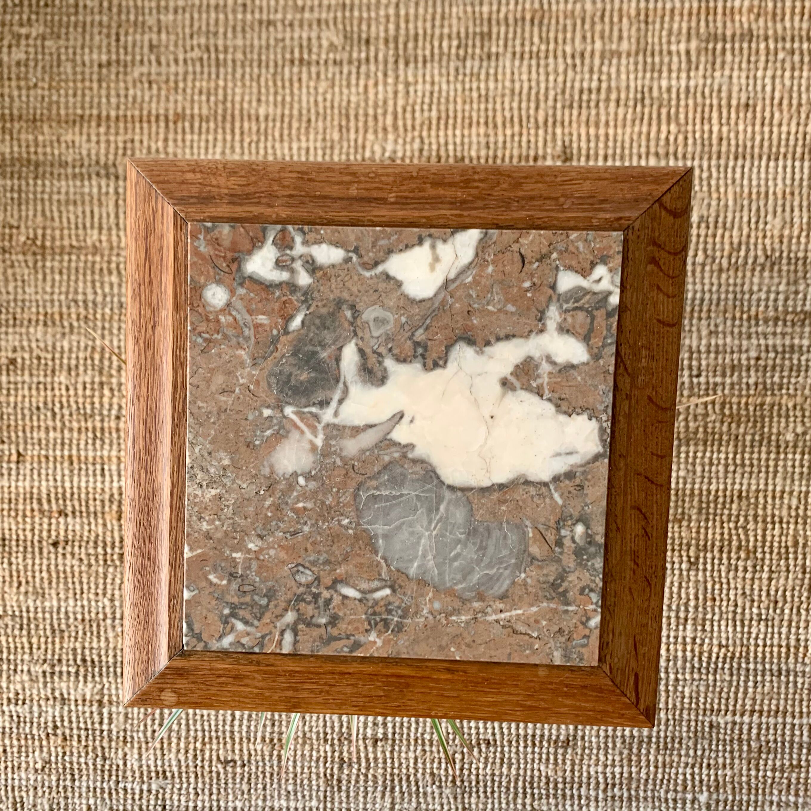 Sellette en bois à plateau de marbre rouge veiné de blanc dans le goût art déco XXème siècle