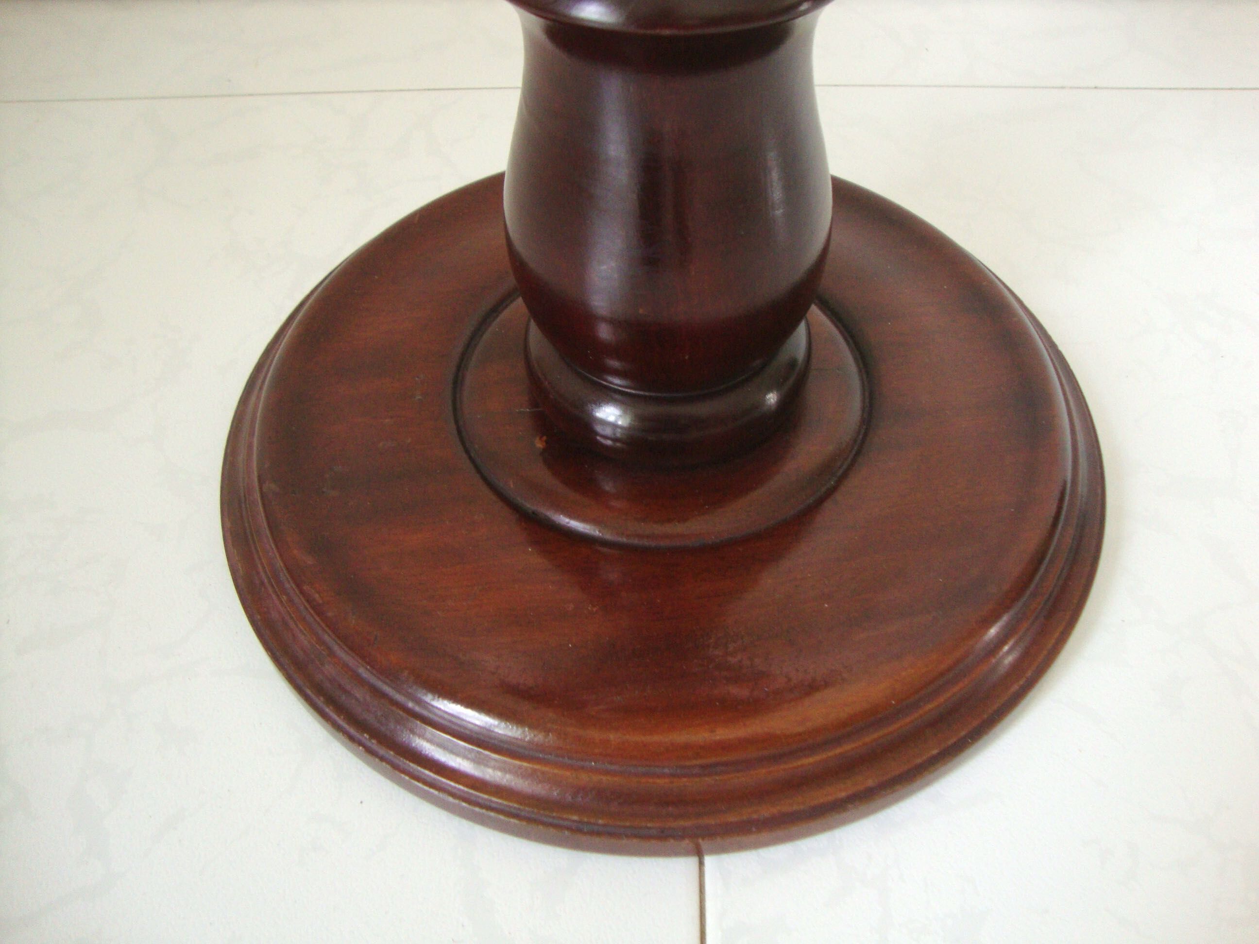 Saddle or walnut pedestal turned in twist