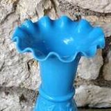 Vase en opaline bleu opaque