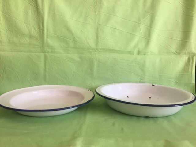 Set of 4 dishes tole enamelled white