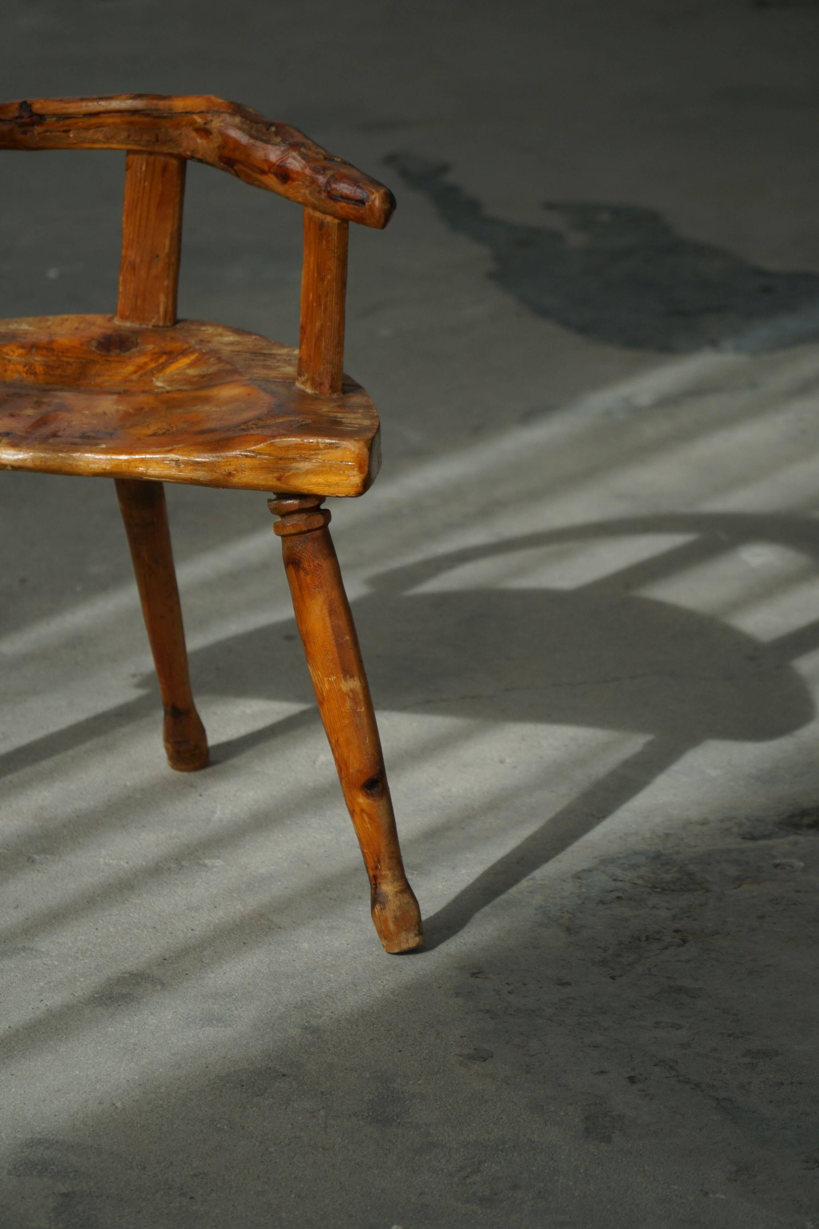 Chaise scandinave folk art trois pieds en pin du début du XXe siècle, wabi sabi