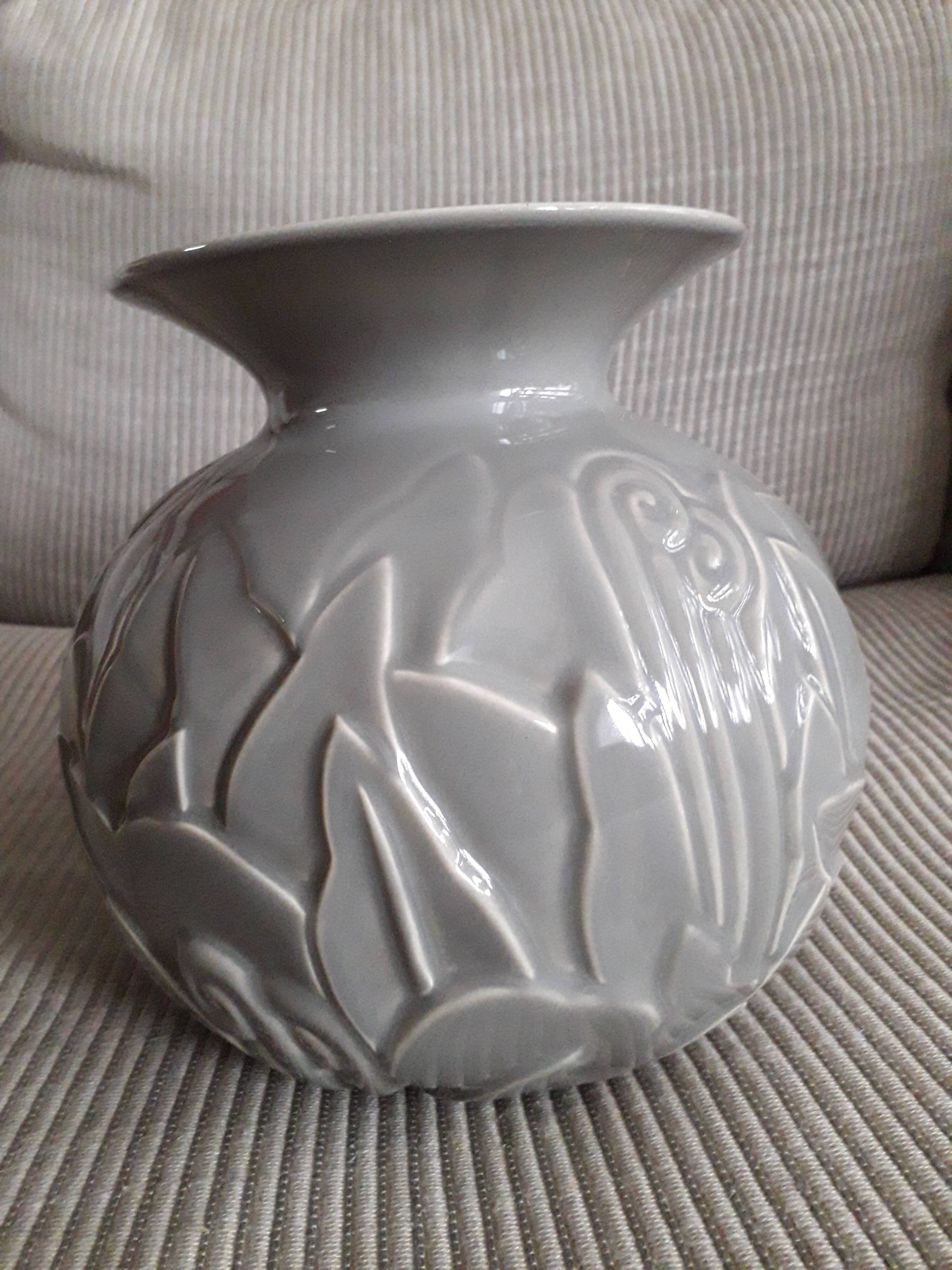 Vase art-déco au motif floral
