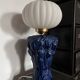 Lampe à poser vintage en céramique bleue et globe blanc plissé