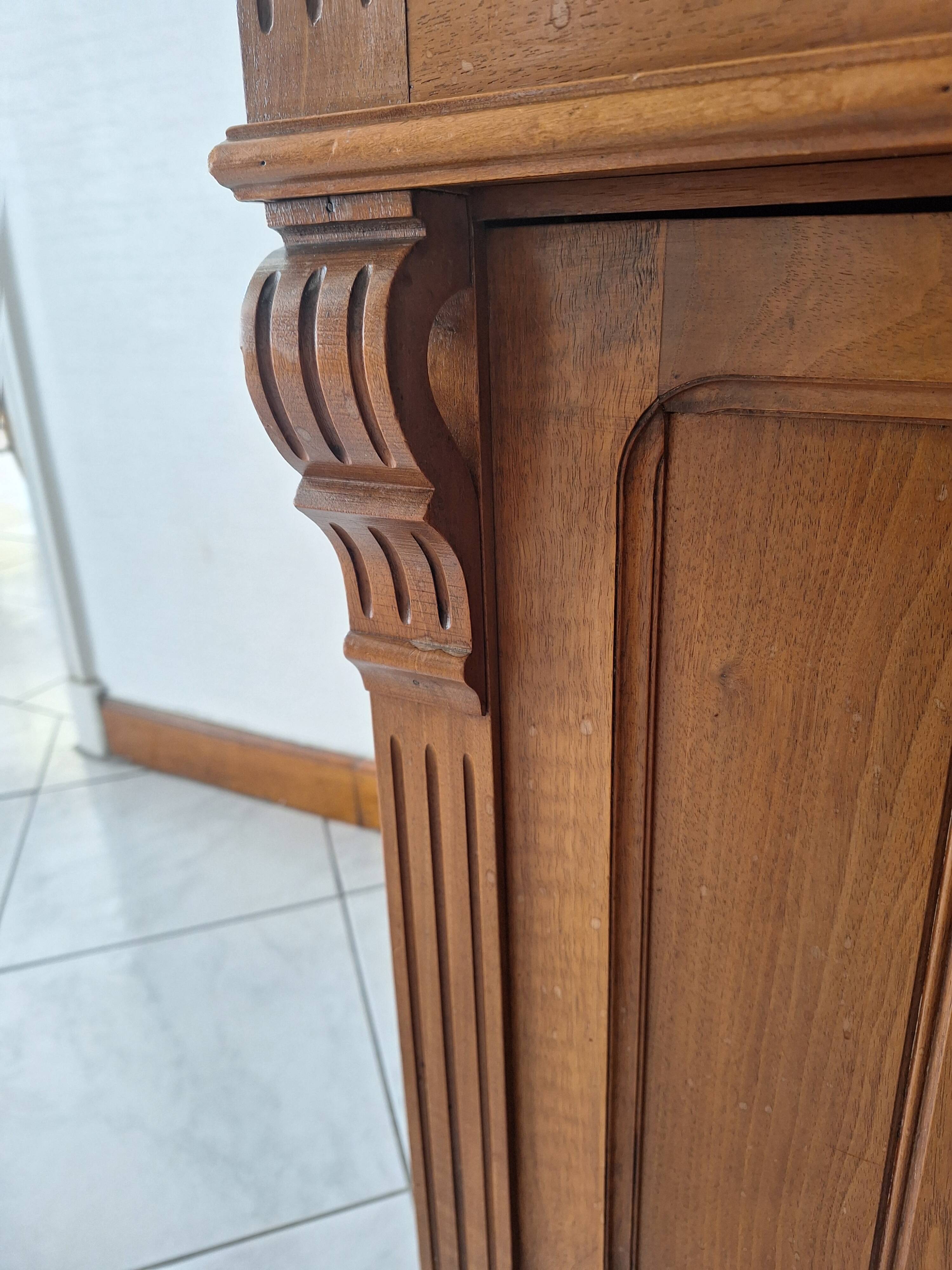 Ancien meuble de salle de bain avec marbre