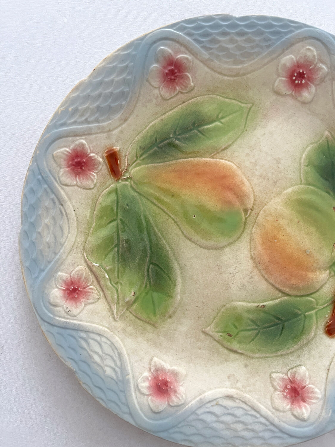 Assiette ancienne en barbotine pomme poire