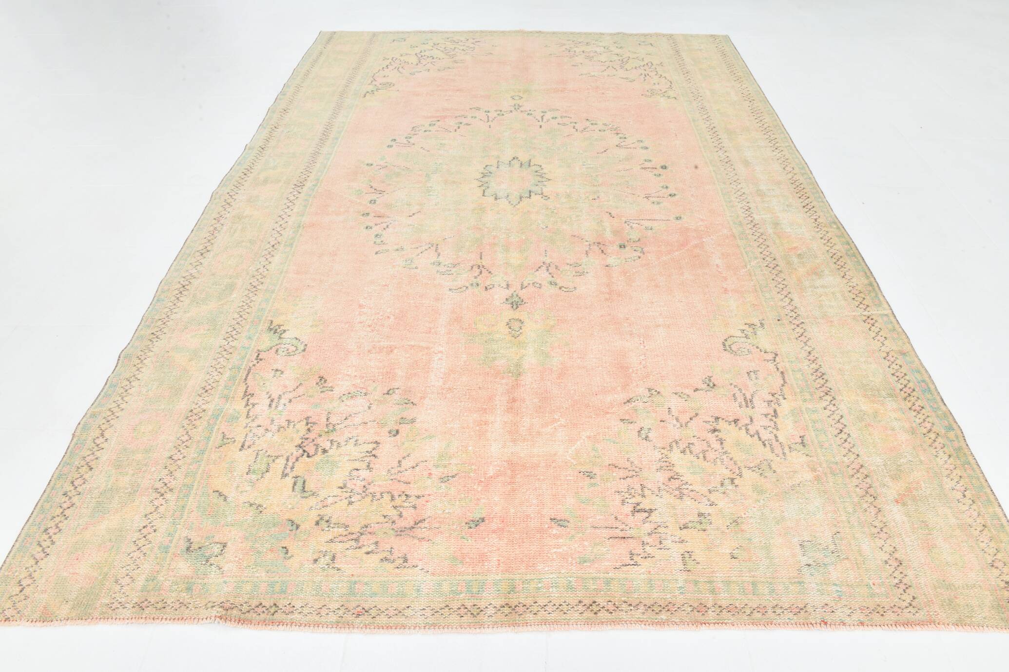 Tapis d’Anatolie ancien tons pastel rose poudré et vert, 231x330 Cm