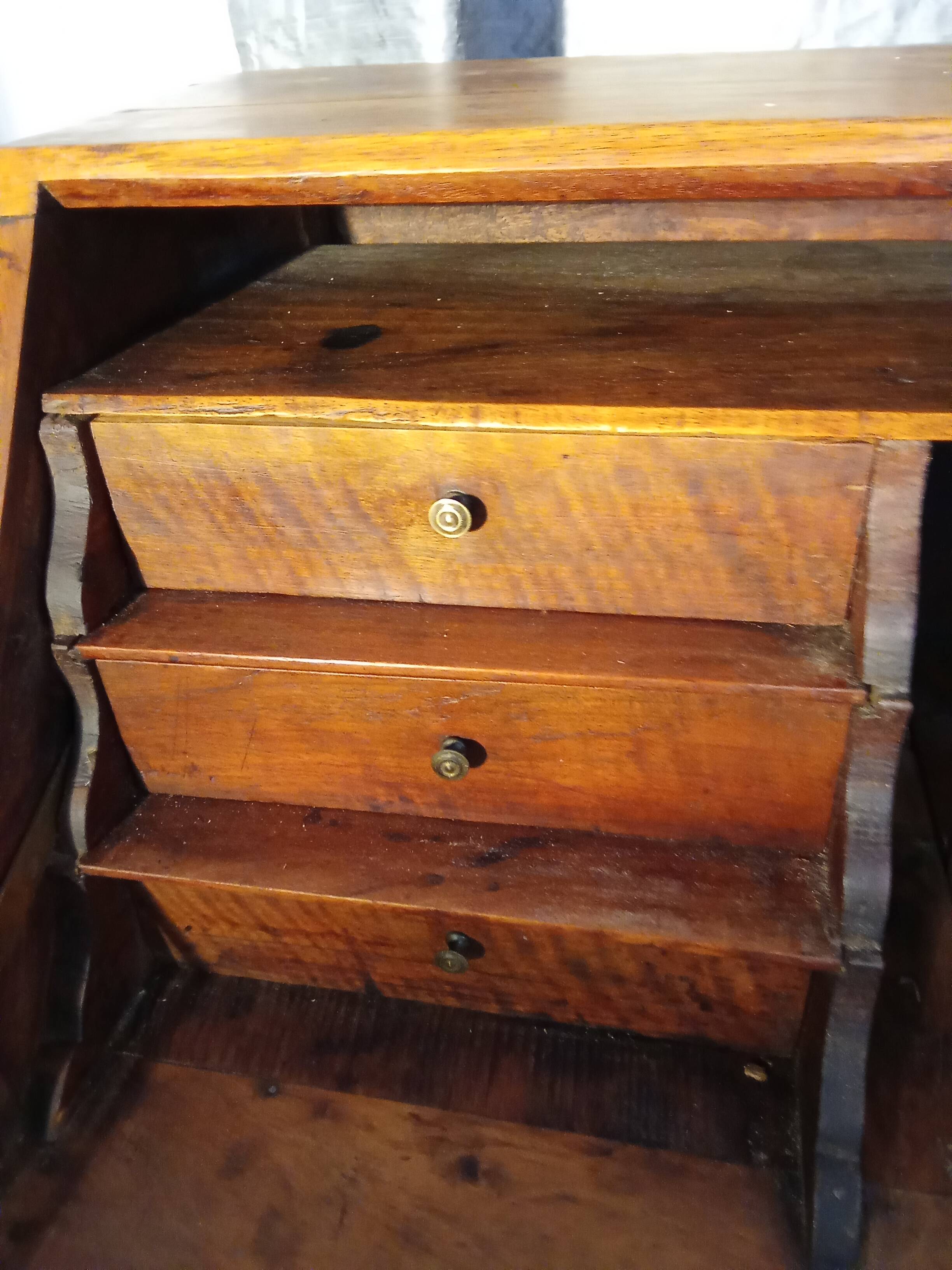 Louis XV period walnut writing desk, 18th century.