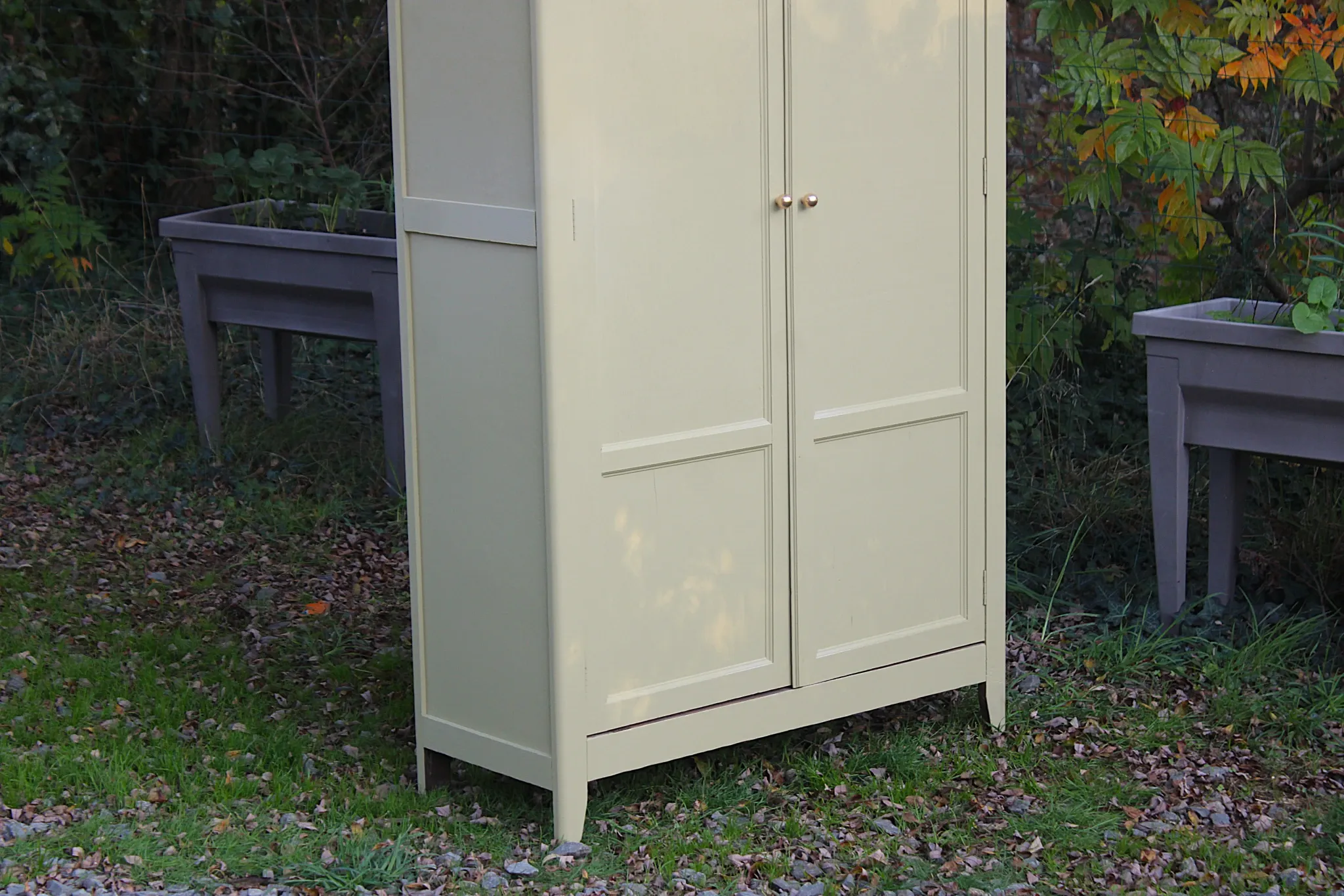 Parisian wardrobe in Clay Green wood – 2 moulded doors – H188 cm