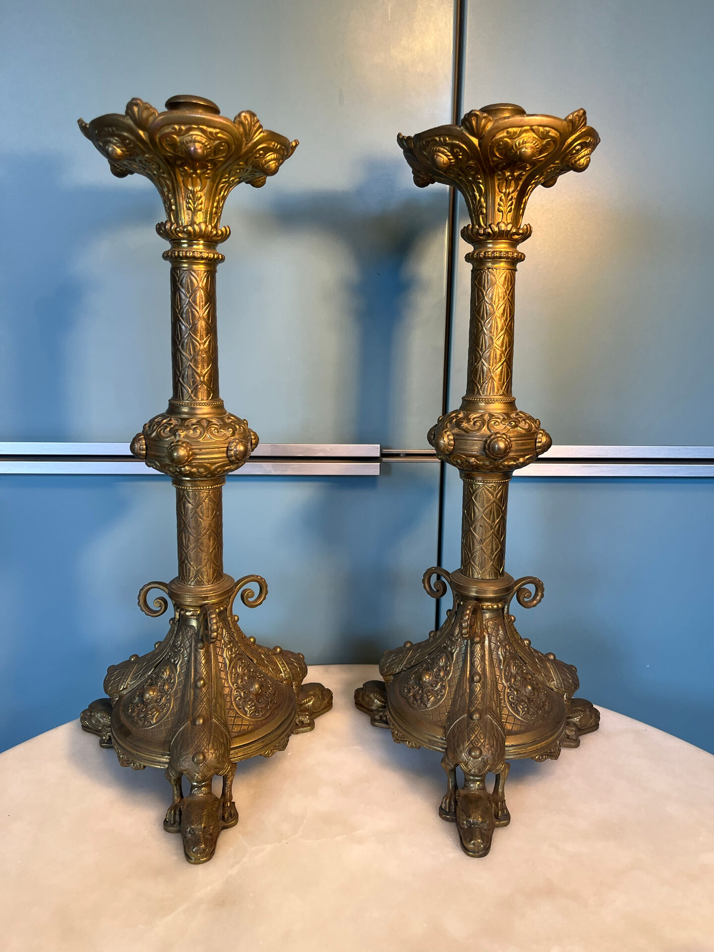 Paire de chandeliers néo-gothiques h=42cm