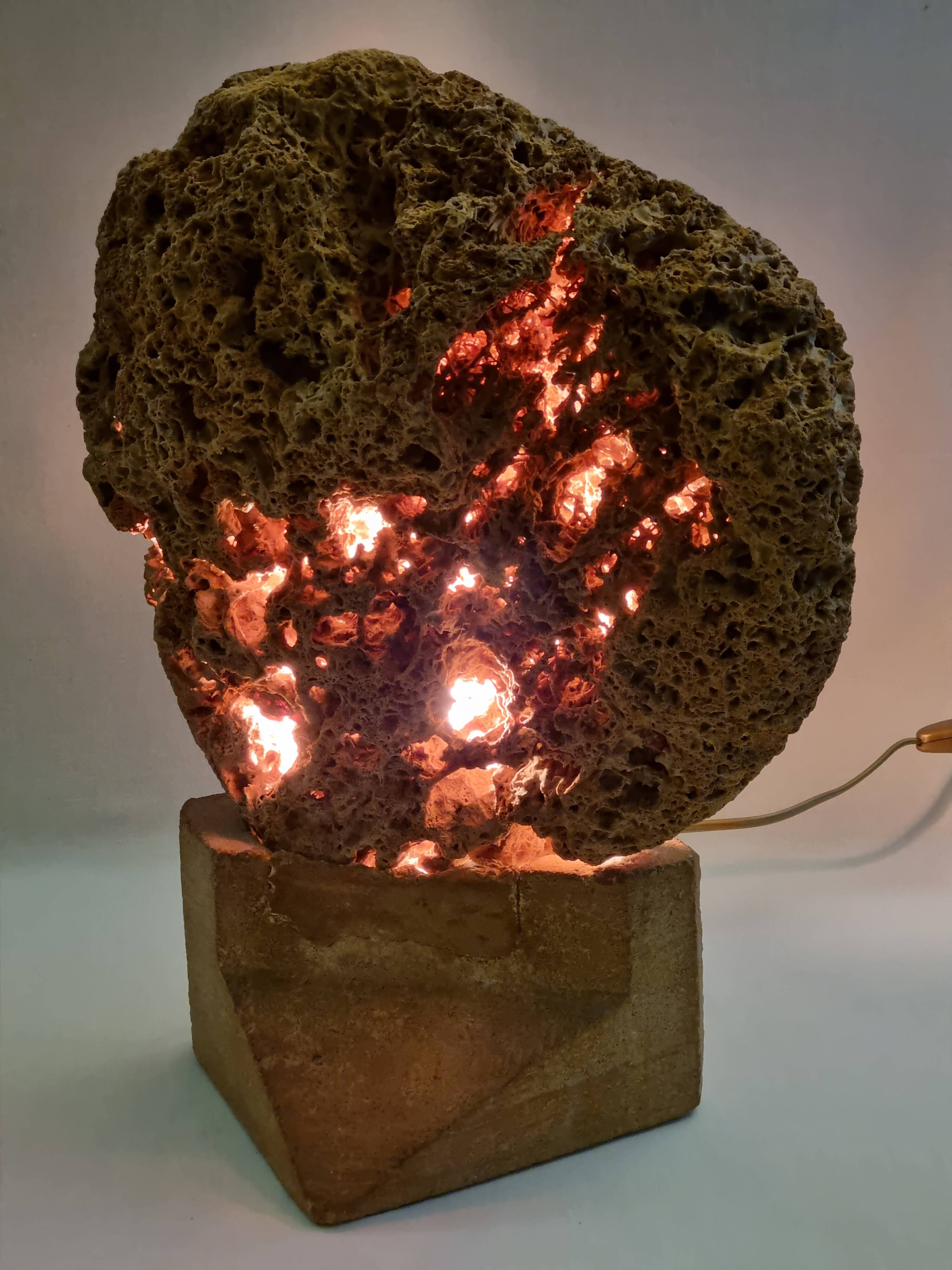 Sculptural lamp in openwork mineral concretion, brutalist style – 42 cm