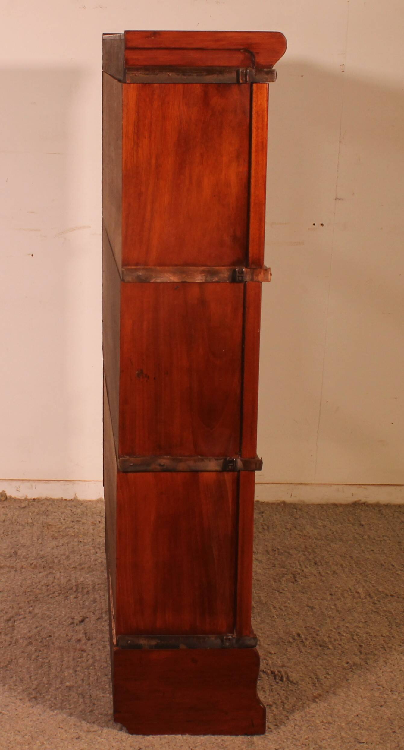 Globe Wernicke Library in mahogany, consisting of 3 pieces.
