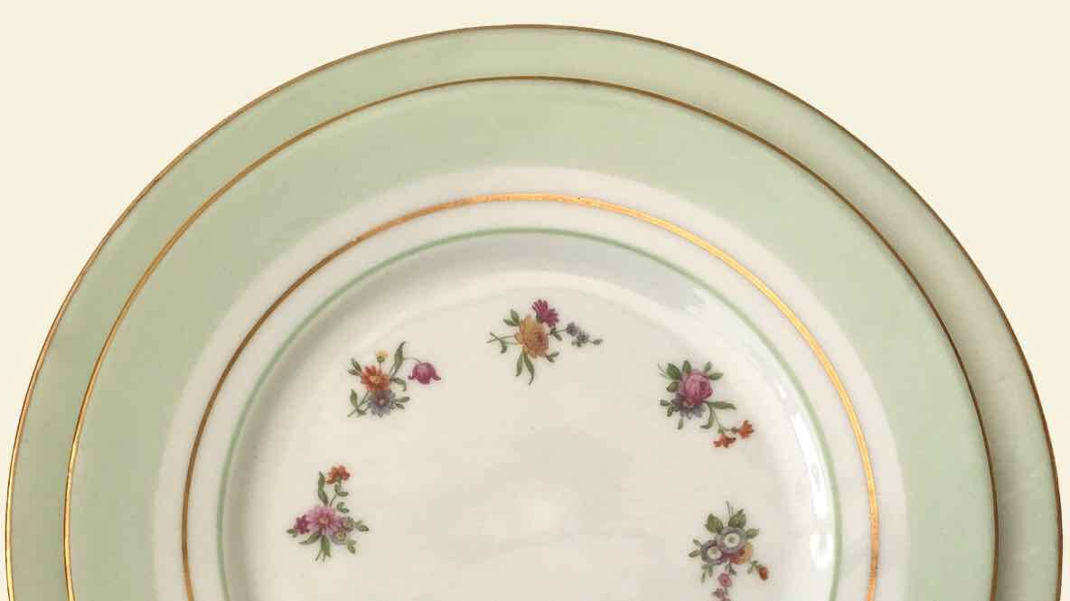 Service of 18 porcelain plates for 6 people