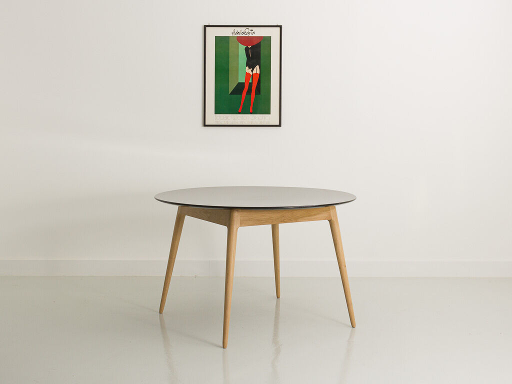 Round table, black lacquered top, solid oak base