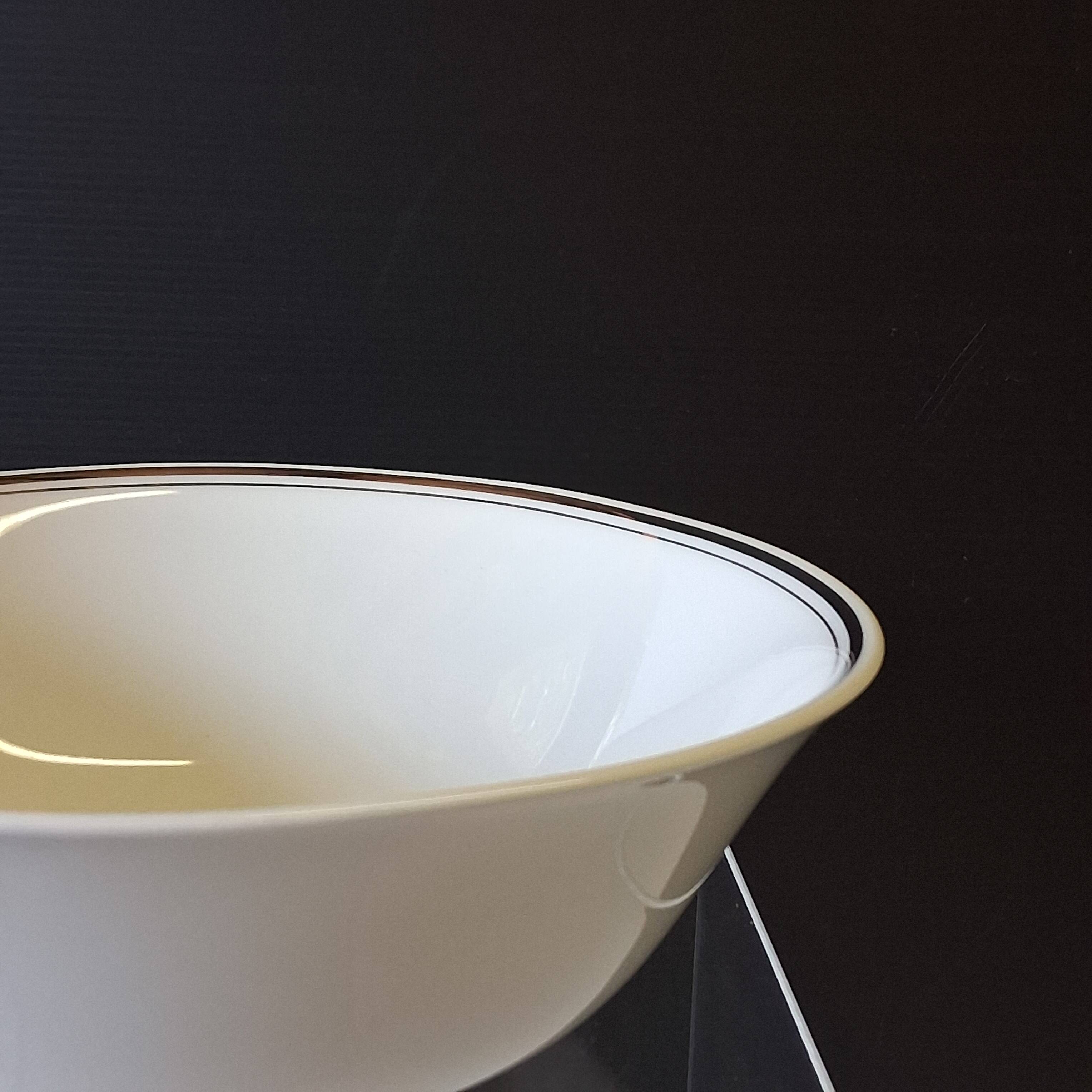 Very nice porcelain salad bowl in excellent condition.